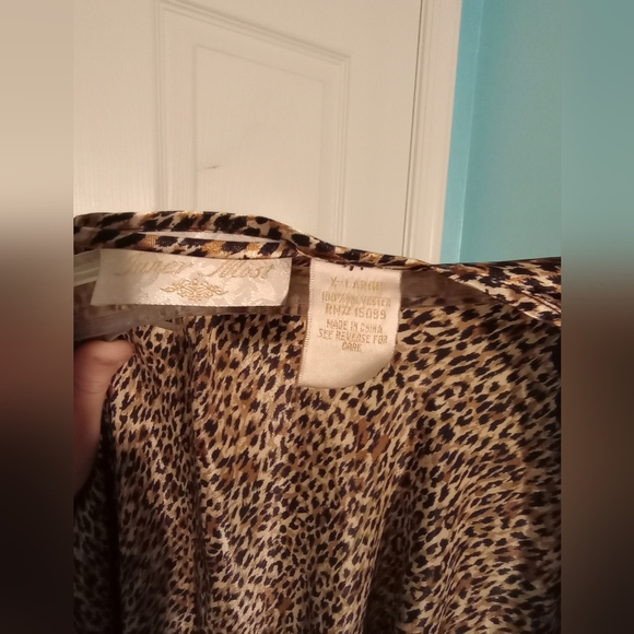 Blue floral nightgown and robe & leopard robe - Picture 13 of 13